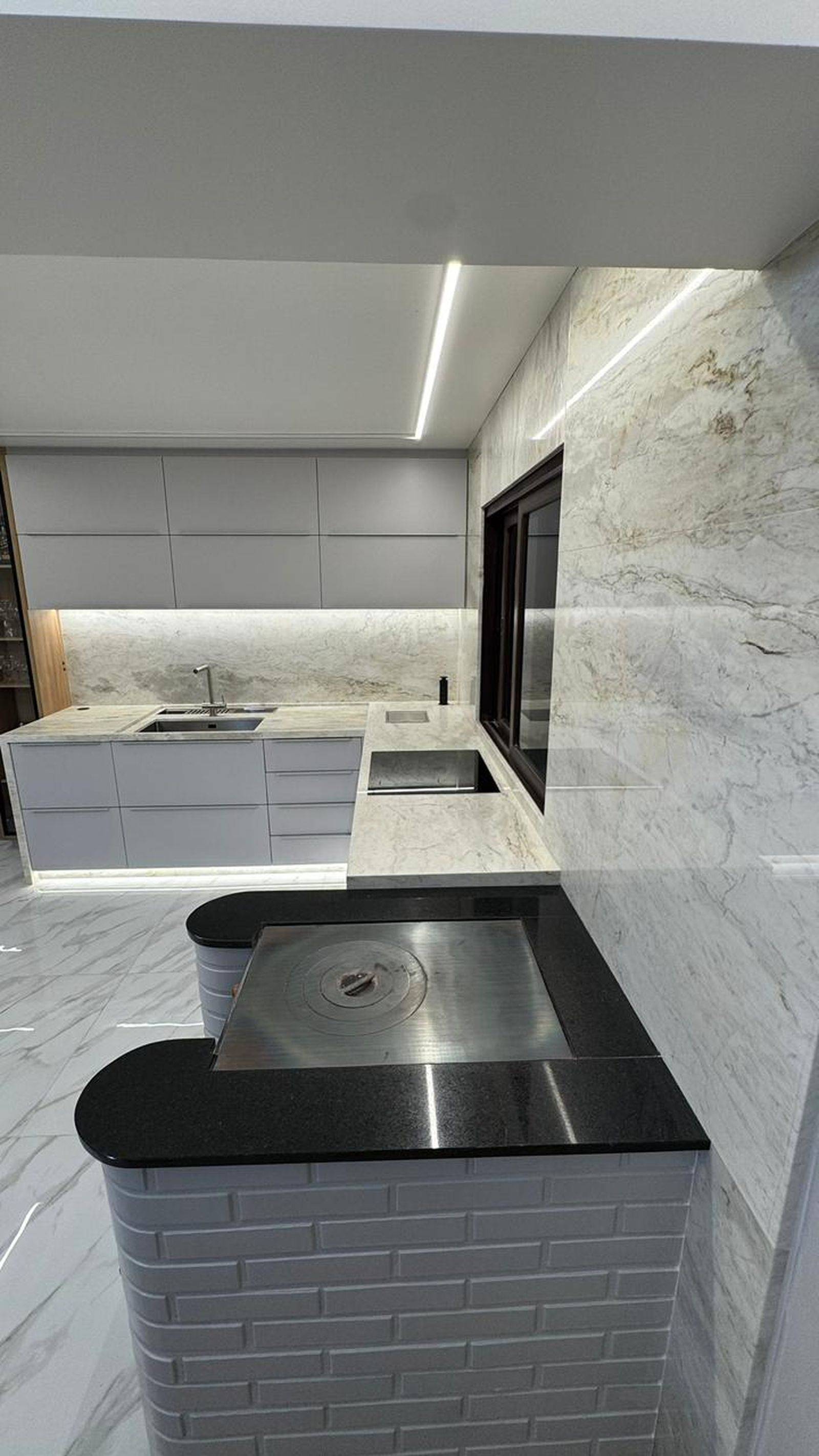 Cozinha com painéis em mármore branco Paraná.